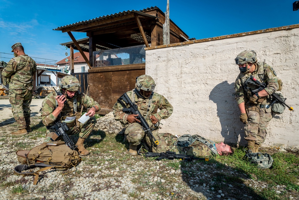 410th Military Police Company aids wounded during mock riot in Combined Resolve XIV