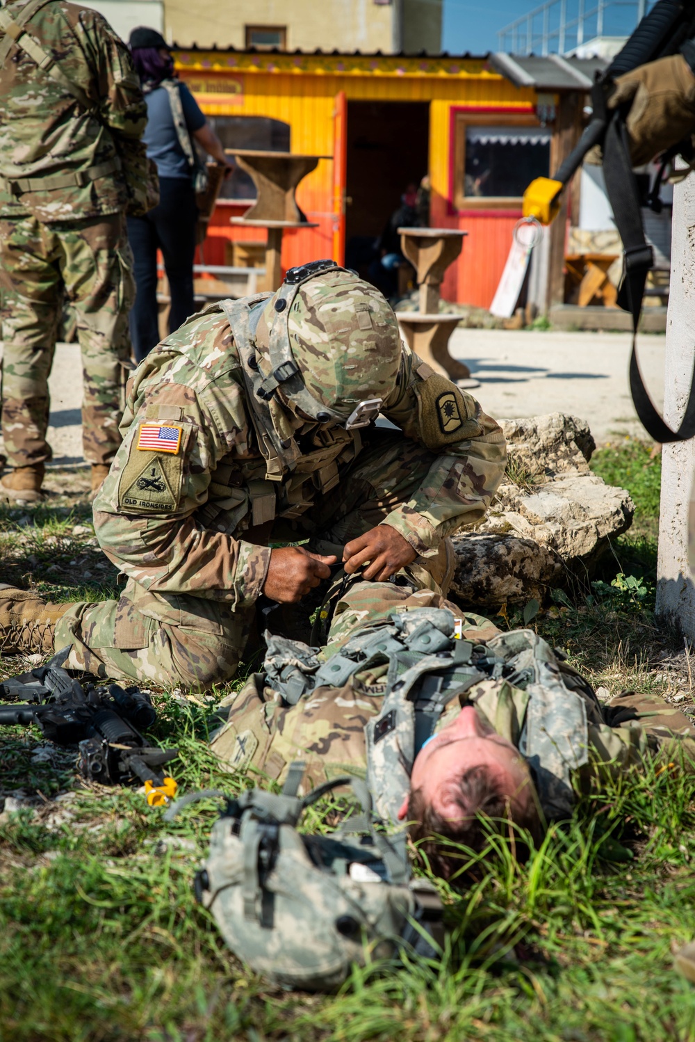 410th Military Police Company aids wounded during mock riot in Combined Resolve XIV