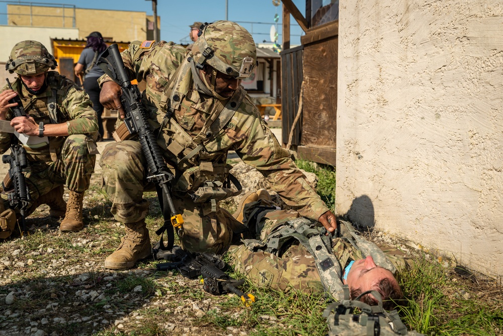 410th Military Police Company aids wounded during mock riot in Combined Resolve XIV