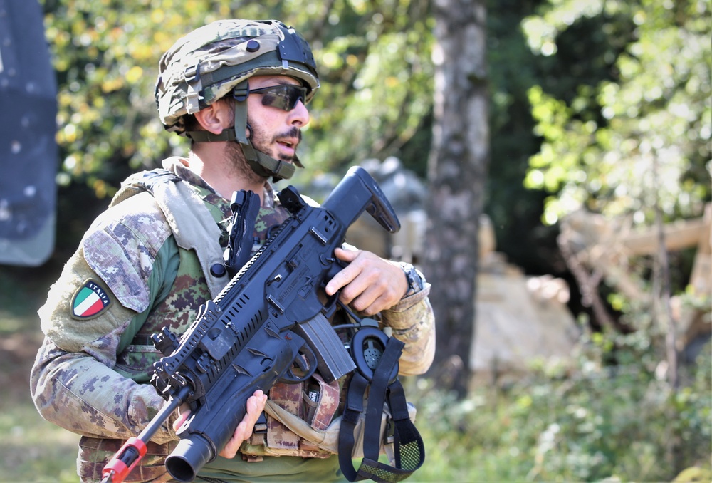 Italian soldiers conduct training during Combined Resolve