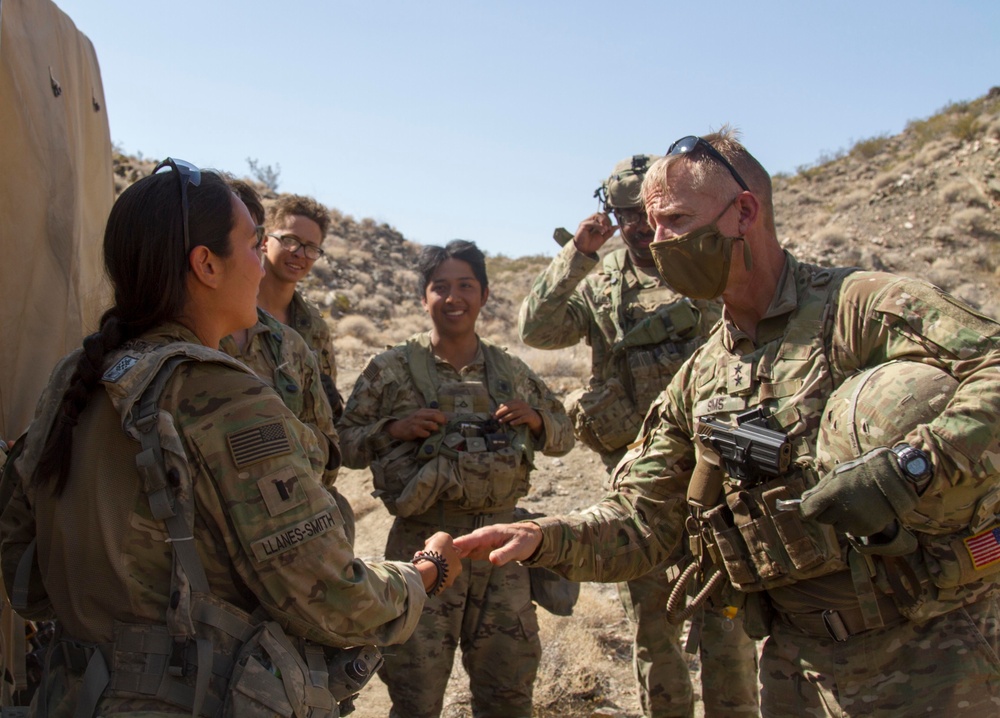 1ID CG visits Soldiers during training