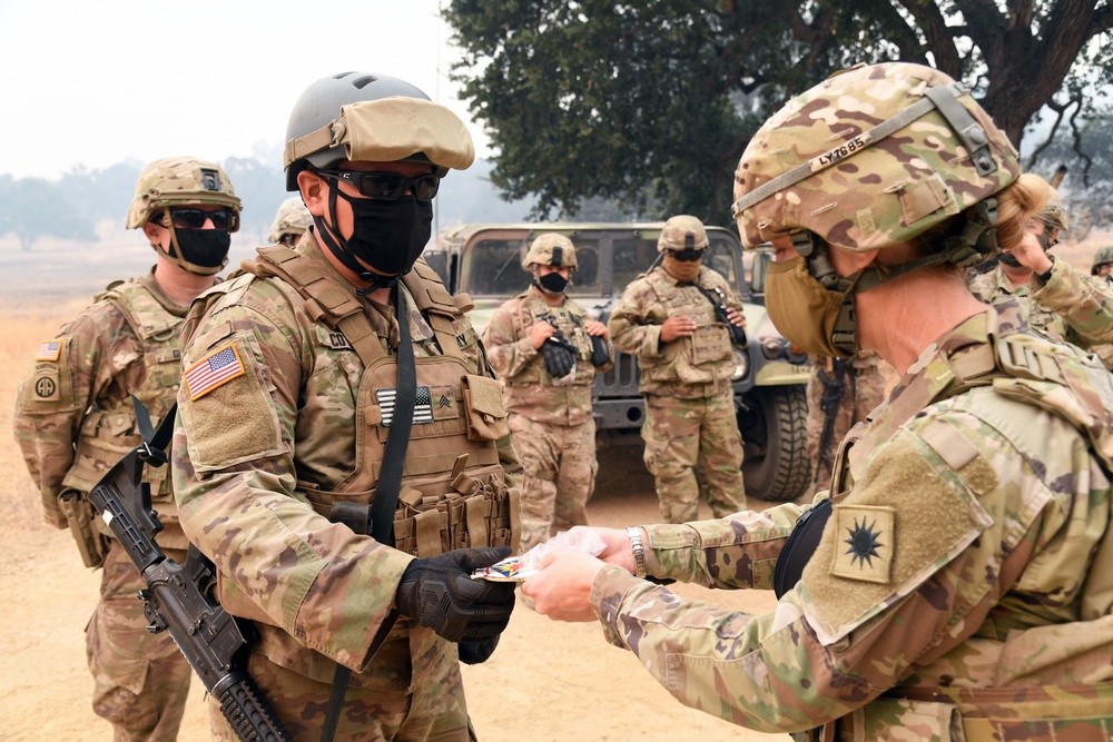 Gen. Yeager visits with 578th BEB Soldiers