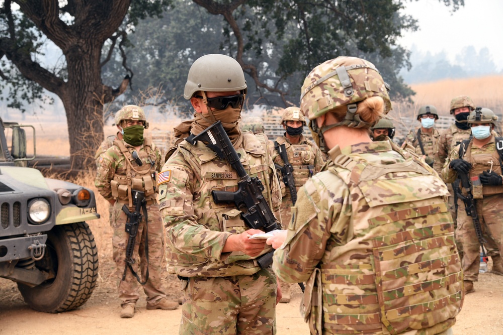 Gen. Yeager visits with 578th BEB Soldiers