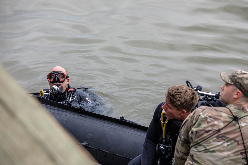 Diving Team clears harbor of Port Arthur