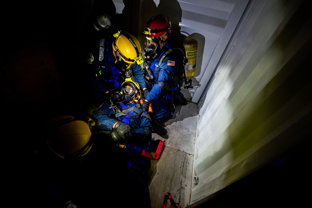 Coast Guard Pacific Strike Team conducts confined space training
