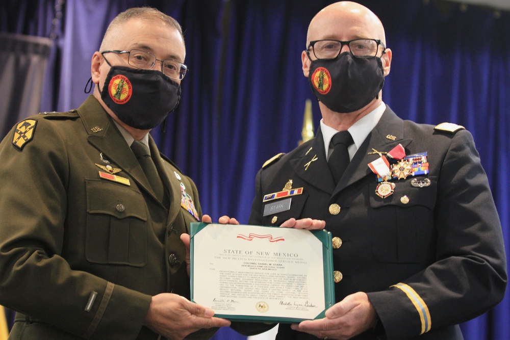 Nava and Stark present award citation (200911-Z-YU904-1096)