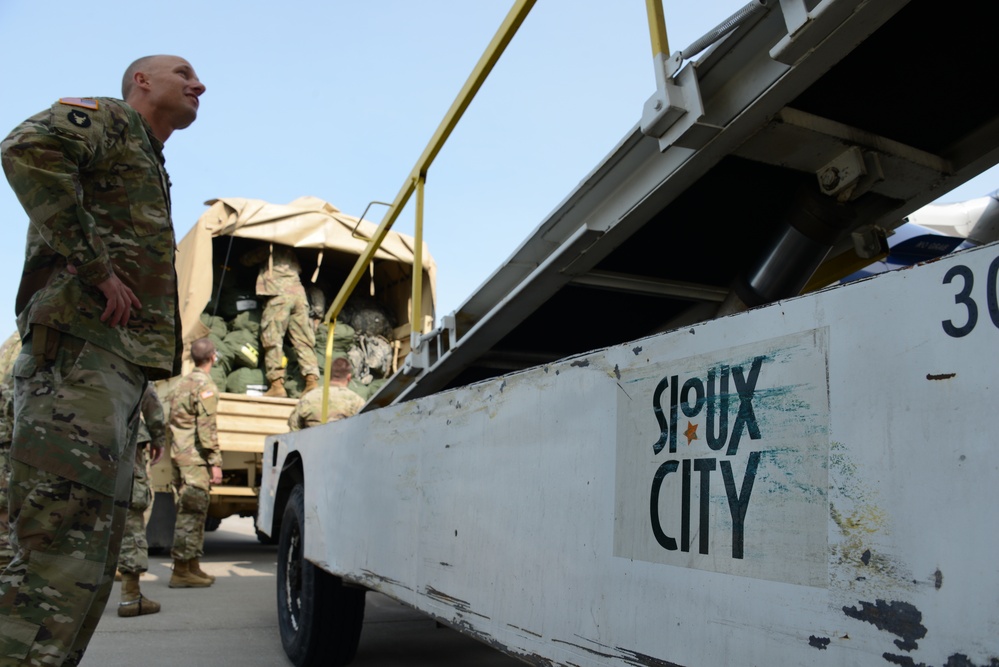 113th Cav Soldiers load bags
