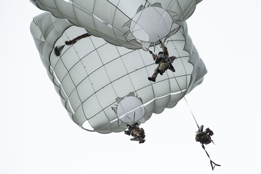 3rd Air Support Operations Squadron special warfare Airmen go airborne
