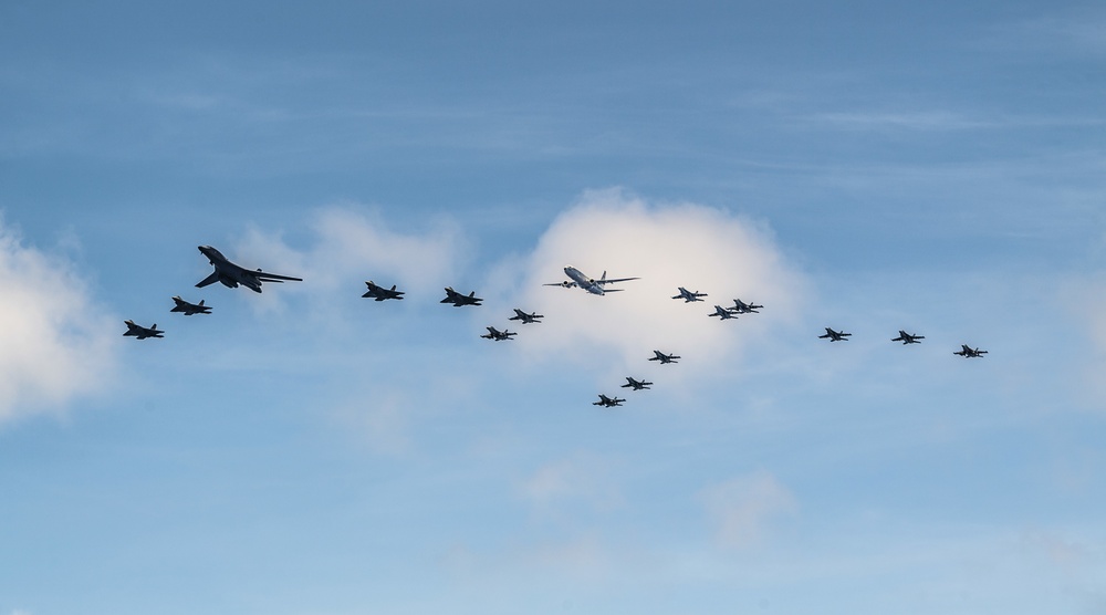 Expeditionary Strike Group 7 and Carrier Strike Group 5 Sail in Formation in the Philippine Sea