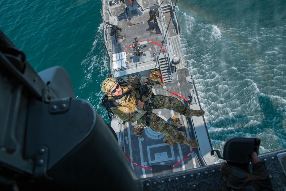 Navy EOD Conducts Hoist Training in the Arabian Gulf