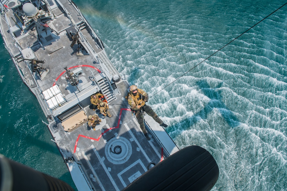 Navy EOD Conducts Hoist Training in the Arabian Gulf