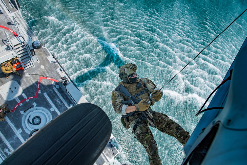 Navy EOD Conducts Hoist Training in the Arabian Gulf