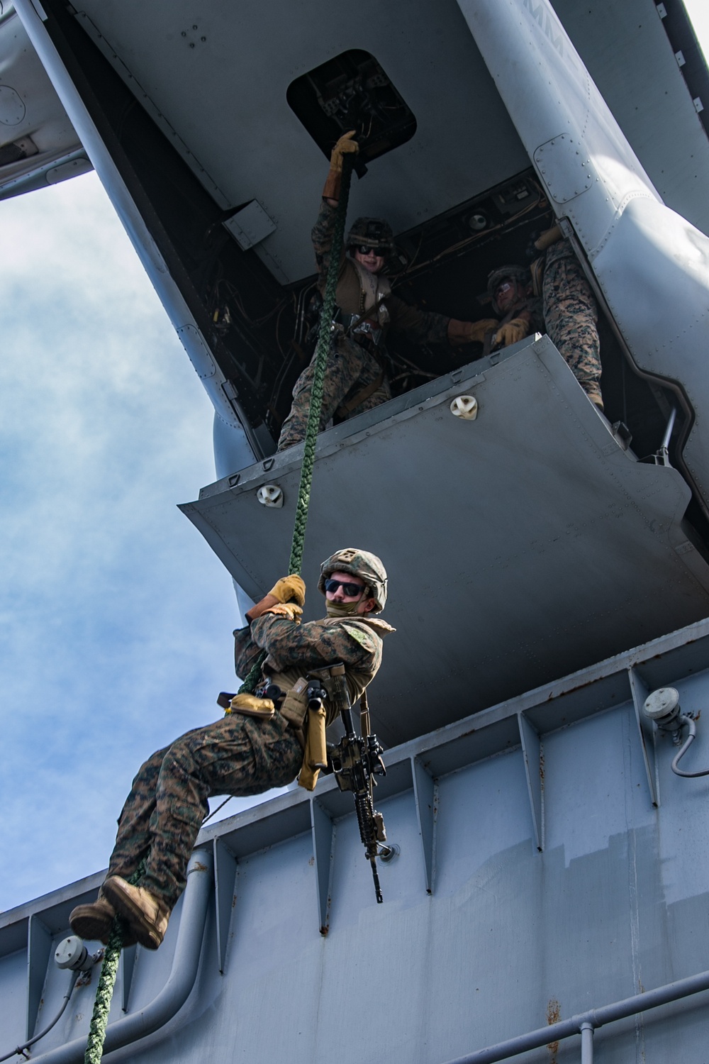 DVIDS - Images - BLT 2/4 Marines fast rope aboard USS America [Image 4 ...