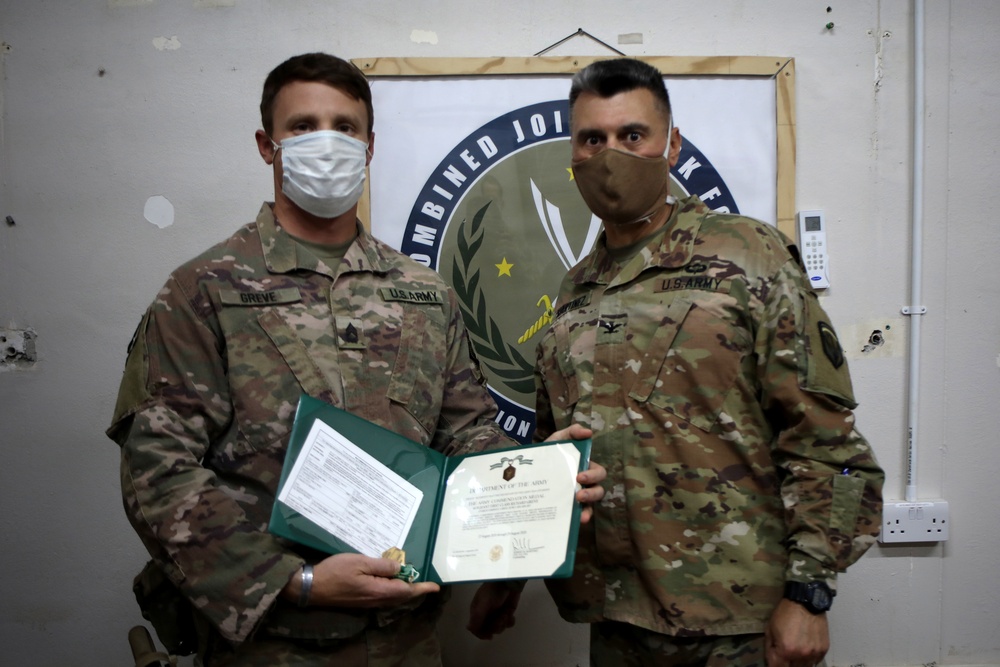 Col. Martinez Recognizes Soldiers and Airmen at Al Asad Air Base