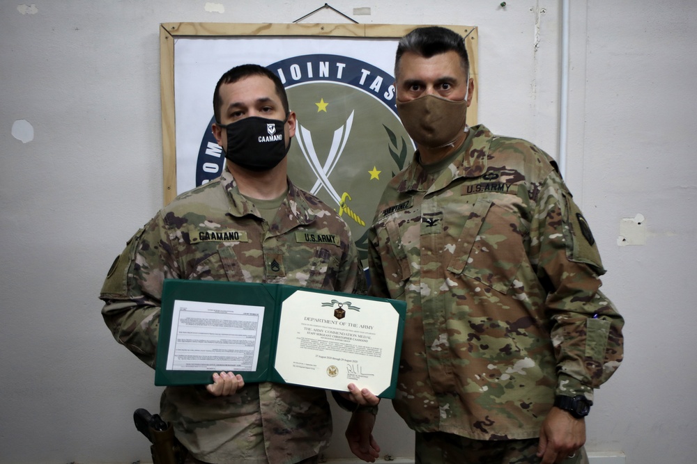 Col. Martinez Recognizes Soldiers and Airmen at Al Asad Air Base