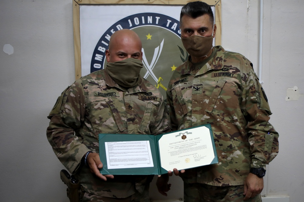 Col. Martinez Recognizes Soldiers and Airmen at Al Asad Air Base