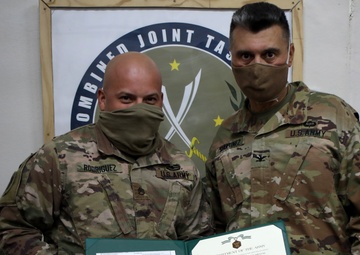 Col. Martinez Recognizes Soldiers and Airmen at Al Asad Air Base