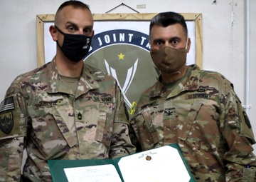 Col. Martinez Recognizes Soldiers and Airmen at Al Asad Air Base