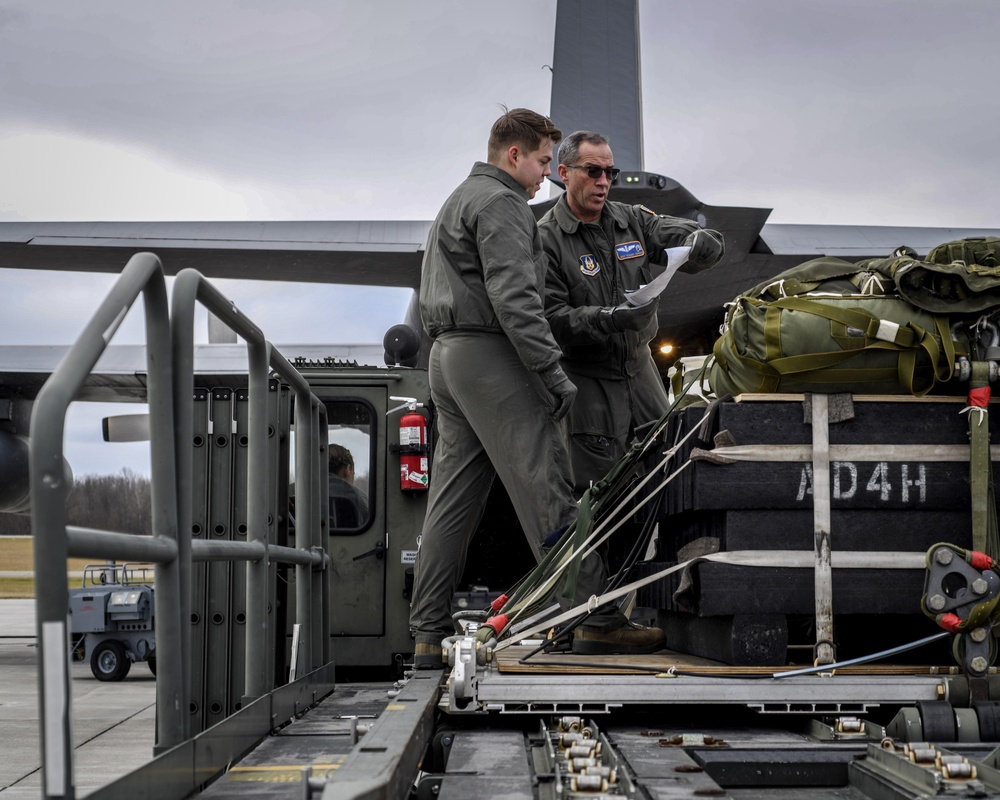 Four-aircraft tactical airdrop keeps combat-skills fresh