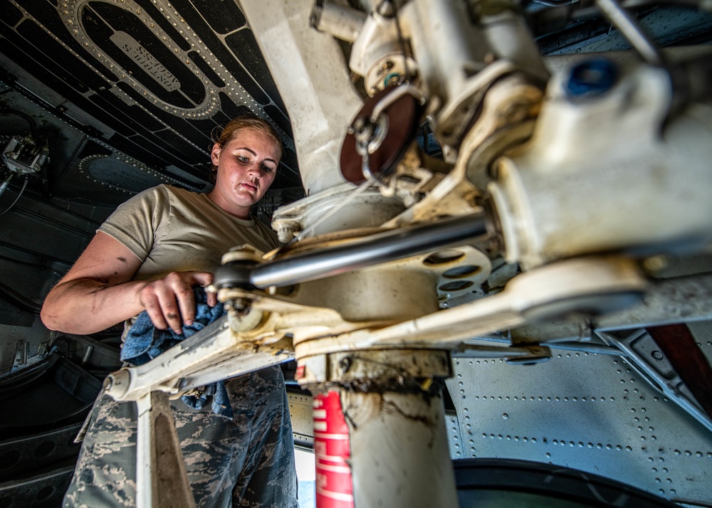 Crew chiefs welcome home deployed aircraft