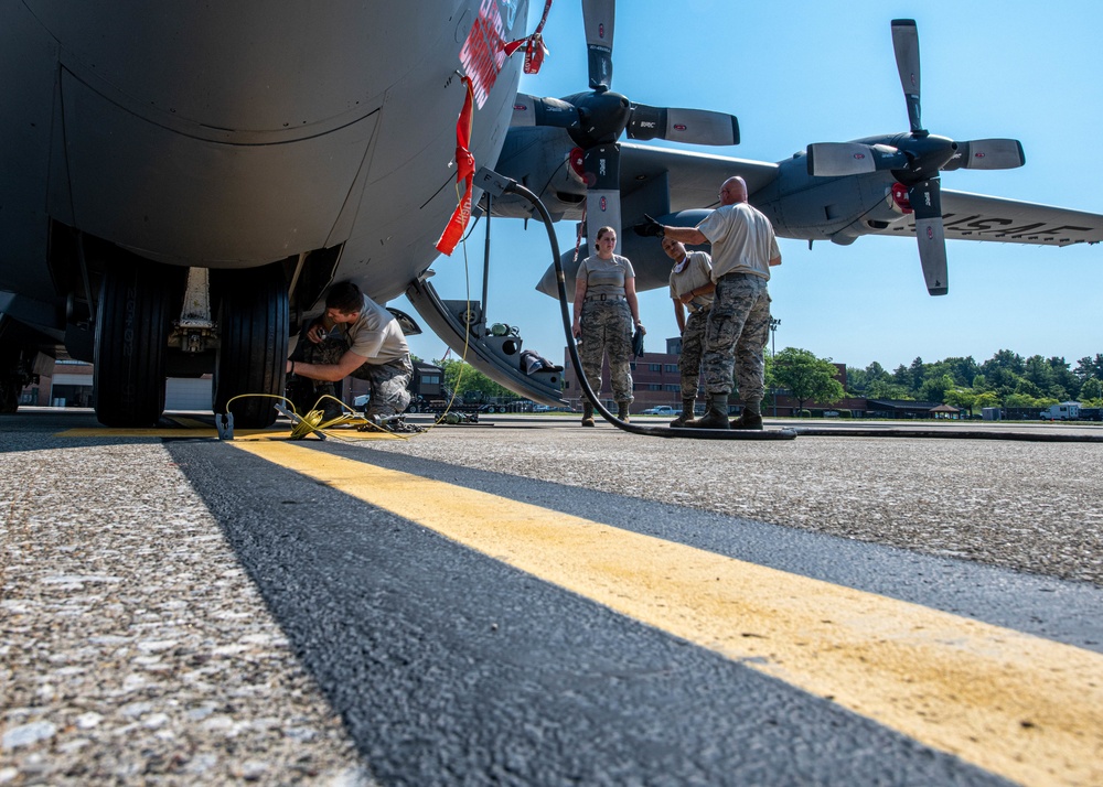 Crew chiefs welcome home deployed aircraft