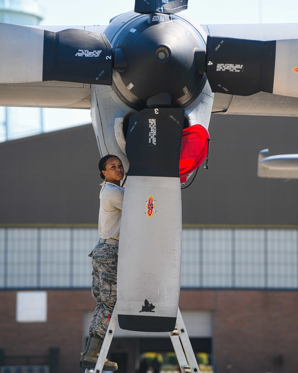 Crew chiefs welcome home deployed aircraft