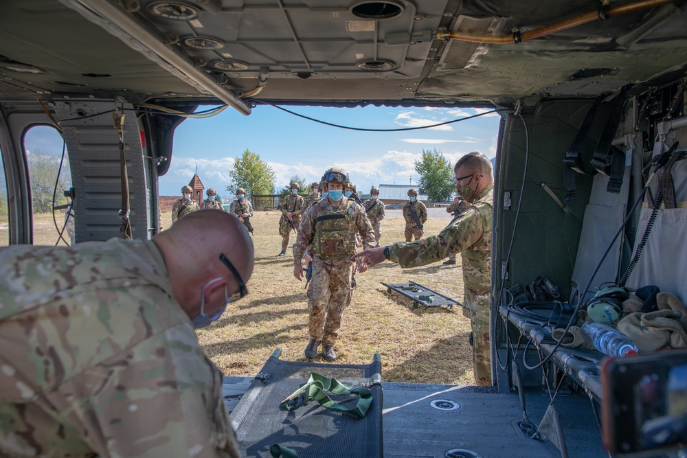 KFOR RC-E MEDEVAC conducts training with Italian contingent