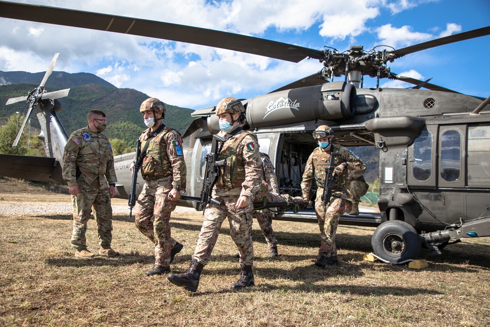 KFOR RC-E MEDEVAC conducts training with Italian contingent