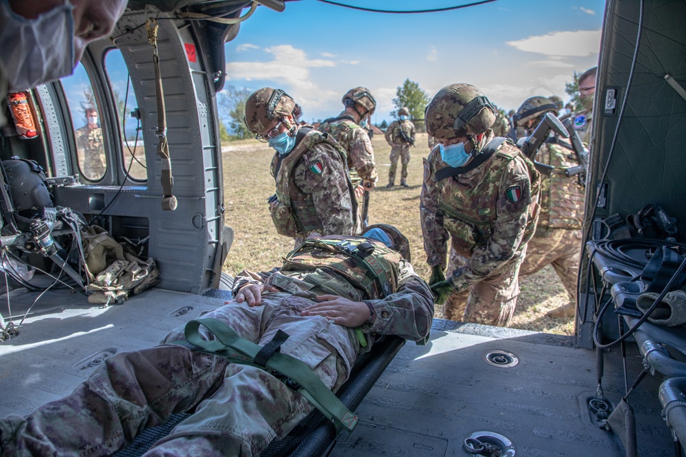 KFOR RC-E MEDEVAC conducts training with Italian contingent