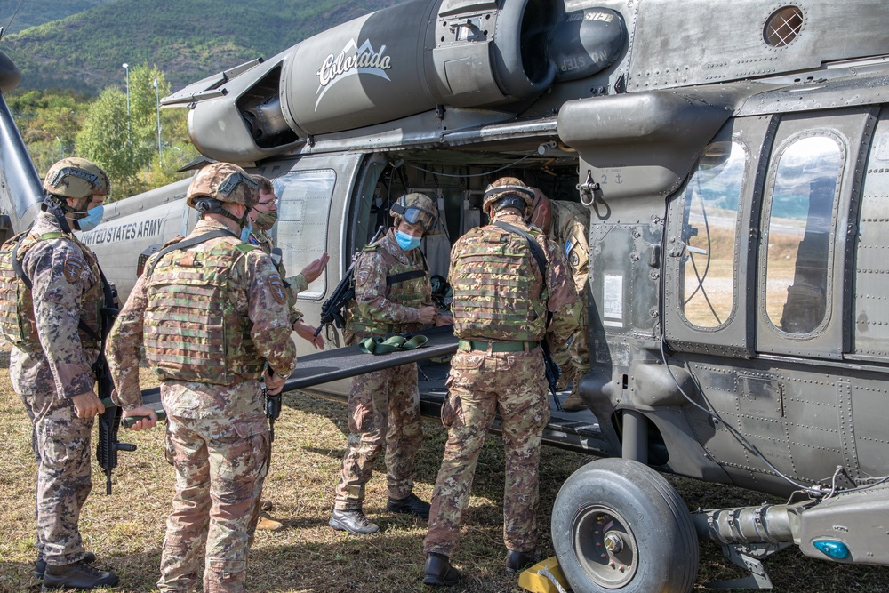 KFOR RC-E MEDEVAC conducts training with Italian contingent