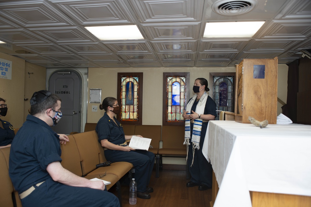 Sailors Celebrate Yom Kippur