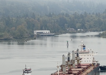 Genco Auvergne aground on Columbia River sand bar