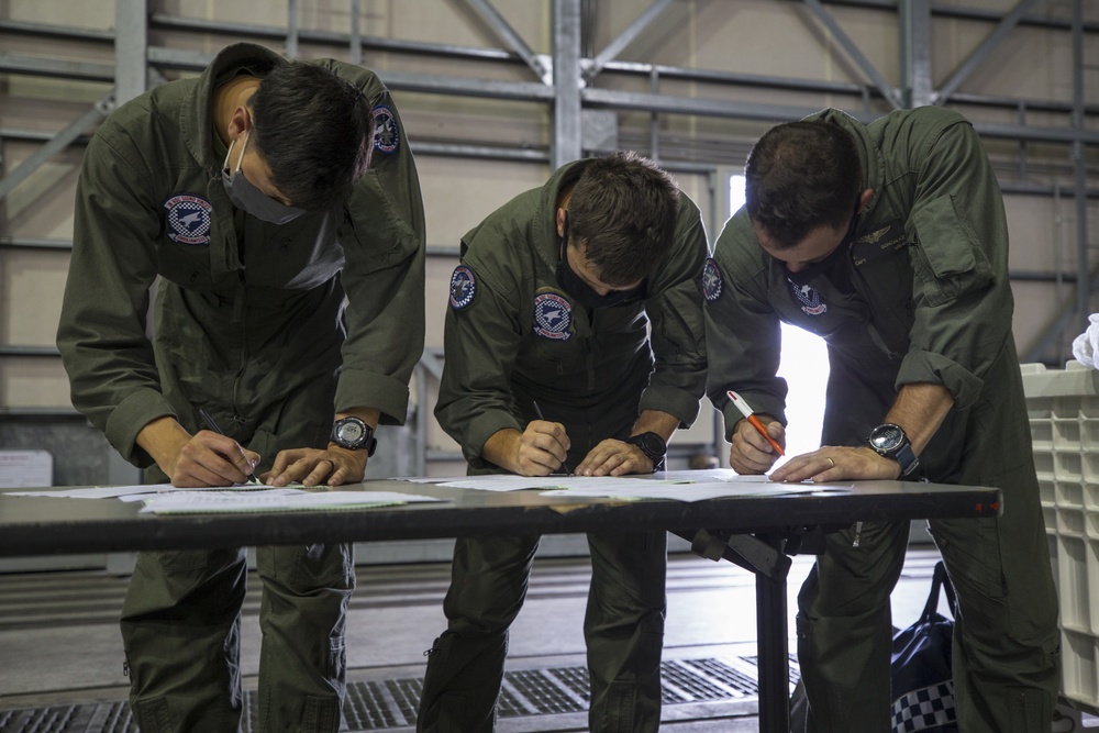 VMFA (AW) - 533 lands in Iwakuni Japan