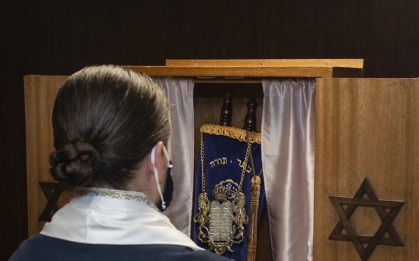 Nimitz Holds Yom Kippur Service Underway