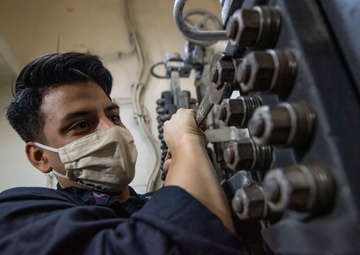 Sailor Replaces Accumulator Gauage Glass