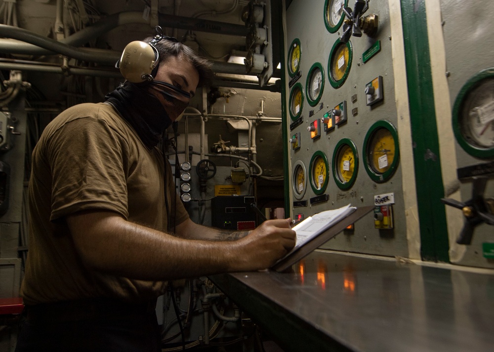 Sailor Monitors Catapult Hydraulic Pressure