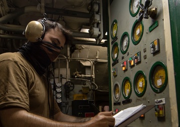 Sailor Monitors Catapult Hydraulic Pressure