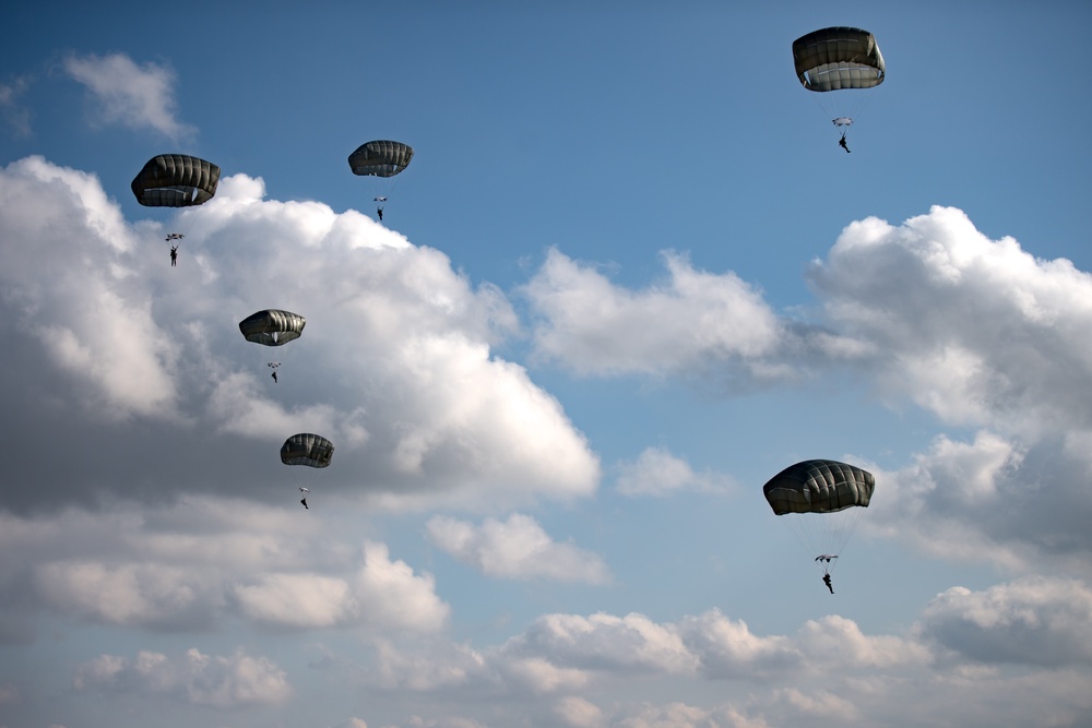 4 ASOG, 435 CRG conduct airborne insertion training