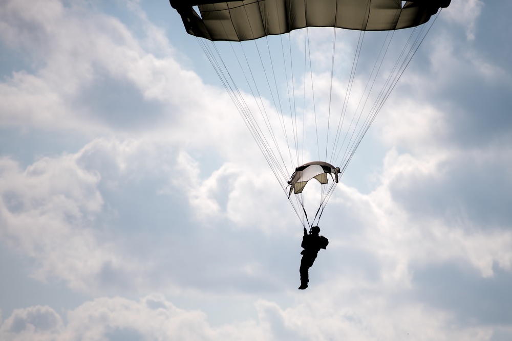 4 ASOG, 435 CRG conduct airborne insertion training