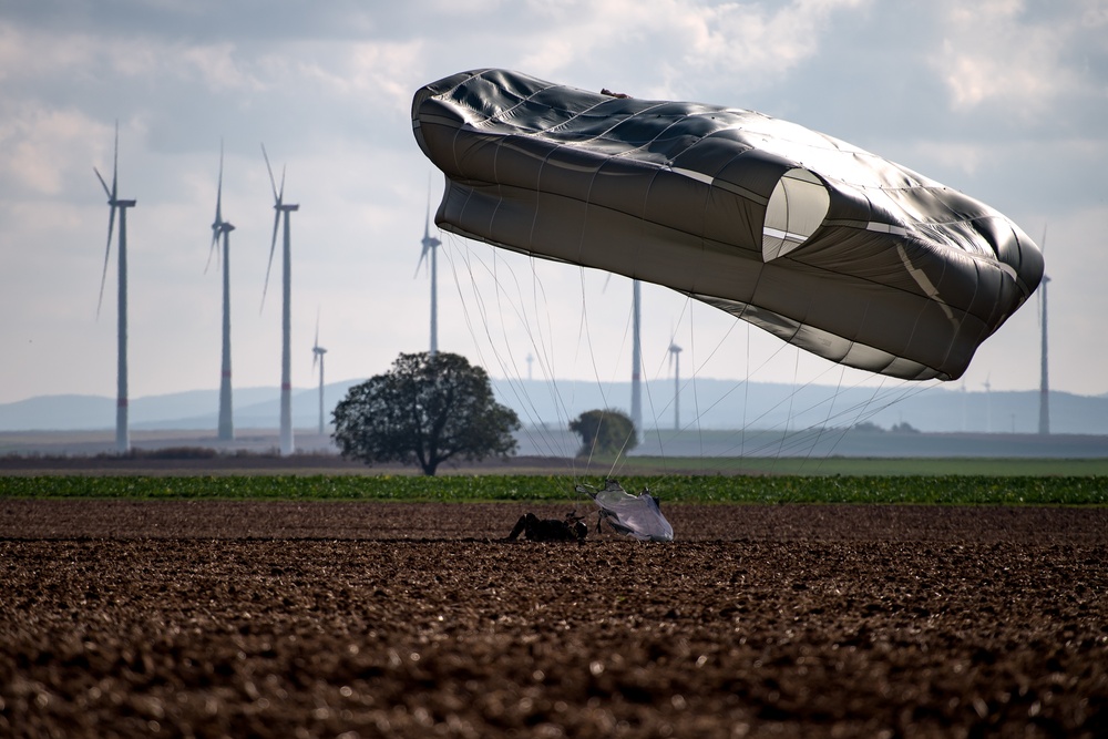 4 ASOG, 435 CRG conduct airborne insertion training