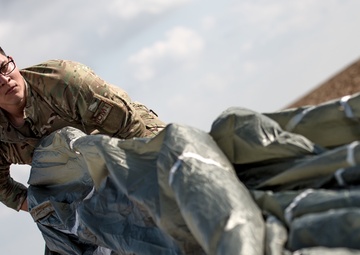 4 ASOG, 435 CRG conduct airborne insertion training