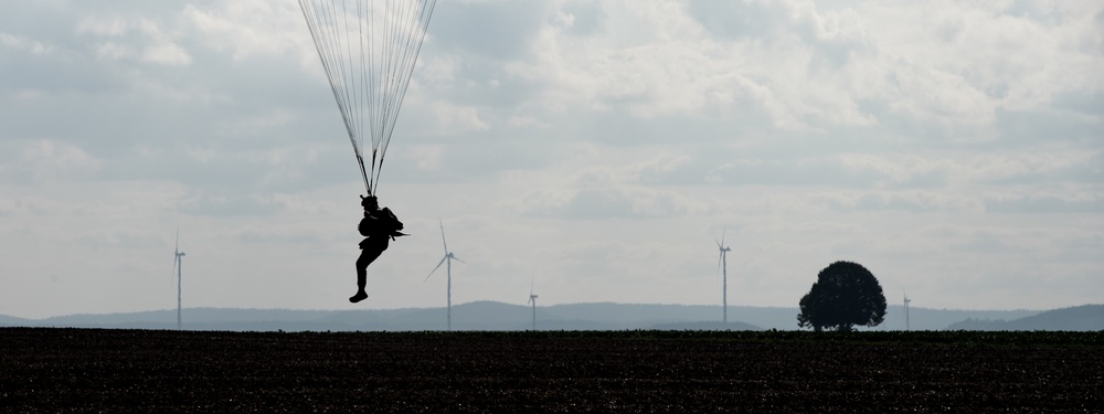 4 ASOG, 435 CRG conduct airborne insertion training