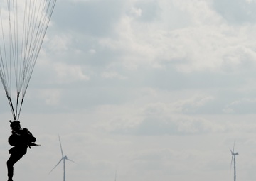 4 ASOG, 435 CRG conduct airborne insertion training