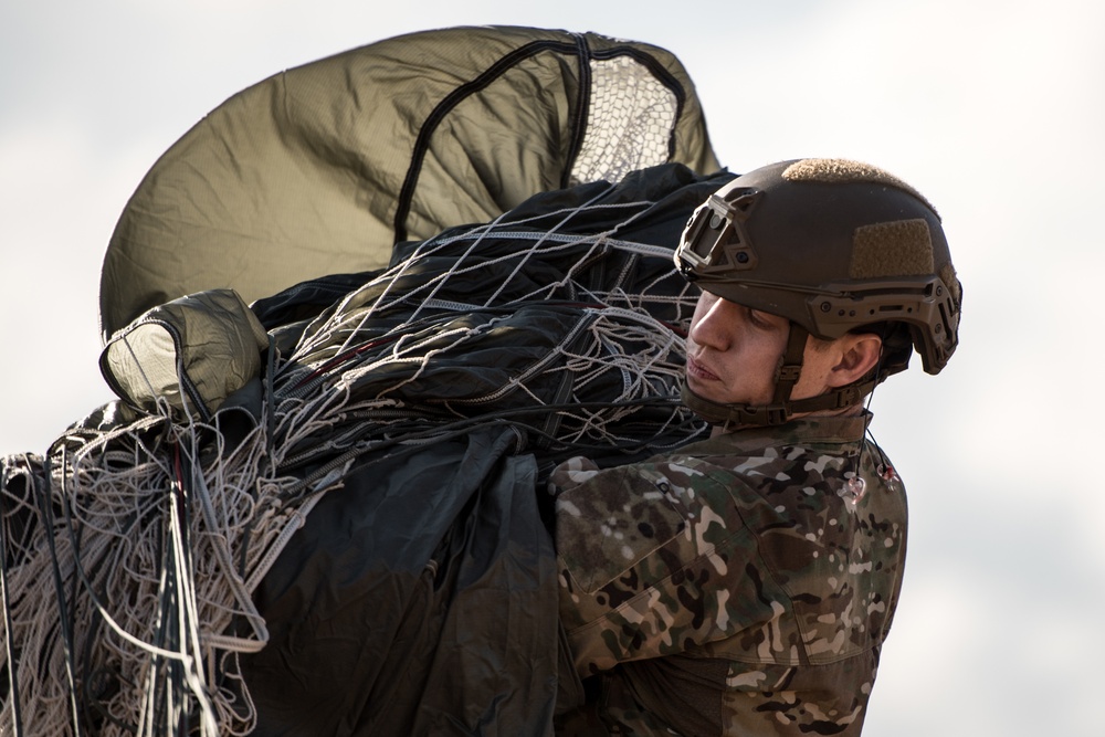 4 ASOG, 435 CRG conduct airborne insertion training