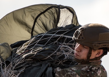 4 ASOG, 435 CRG conduct airborne insertion training