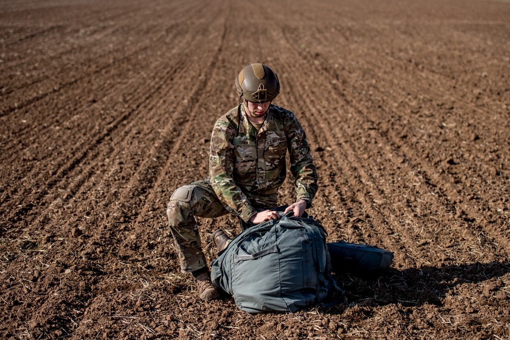 4 ASOG, 435 CRG conduct airborne insertion training