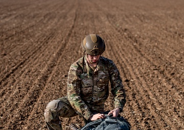 4 ASOG, 435 CRG conduct airborne insertion training