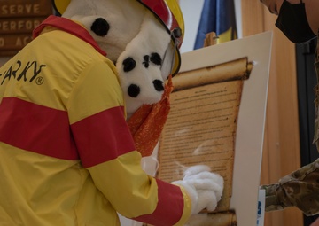 7 BW commander signs Fire Prevention Week proclamation