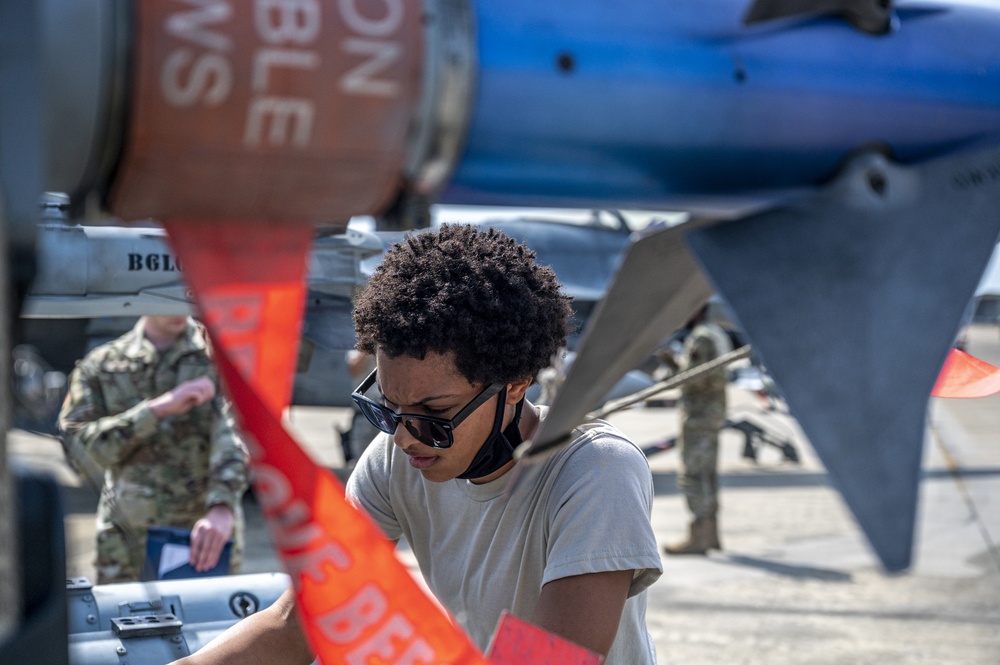 Load crews battle in quarterly competition