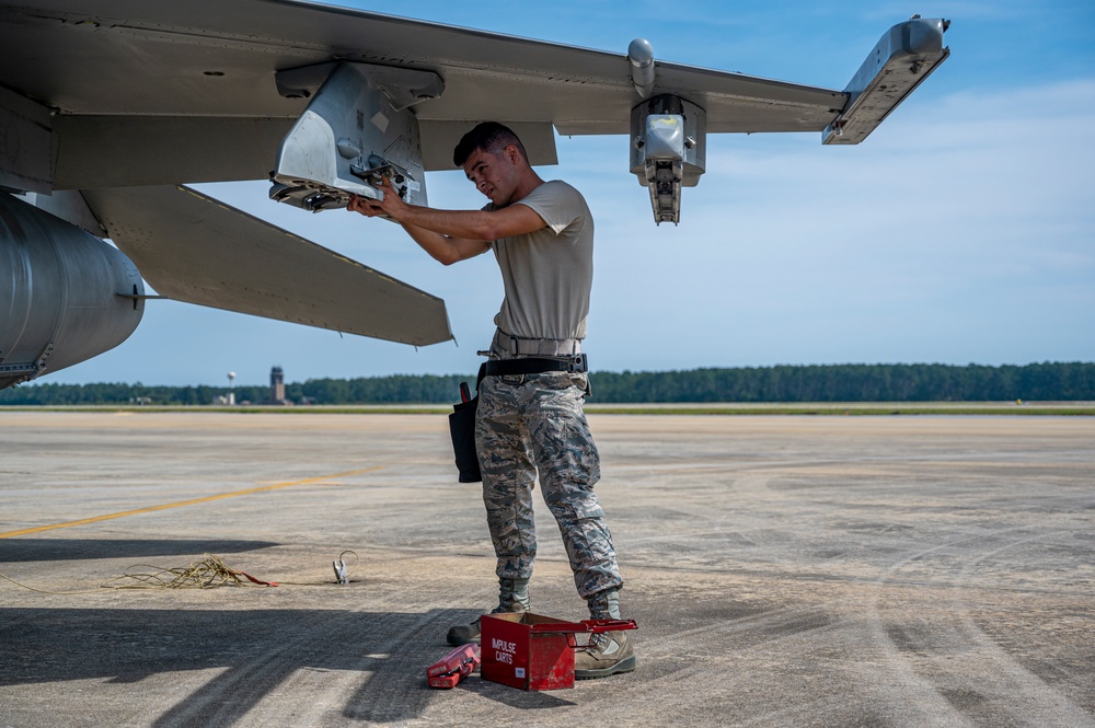 Load crews battle in quarterly competition